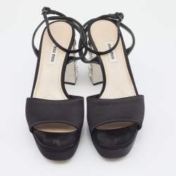 مملوكة مسبقًا صندل ميو ميو ساتان أسود مزخرف كريستال كعب مربع سميك سير كاحل مقاس 39