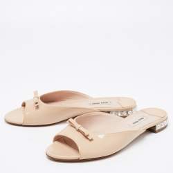 Pre Owned Miu Miu Beige Patent Leather Bow Crystal Embellished Heel Flat Slides Size 39