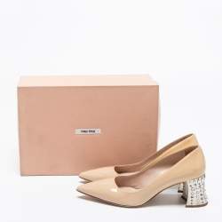 Pre Owned حذاء كعب عالي ميو ميو جلد لامع بيج كعب مزخرف كريستال مقاس 37.5