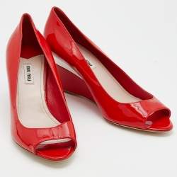 Pre Owned حذاء كعب عالي ميو ميو جلد أحمر لامع بمقدمة مفتوحة مقاس 39