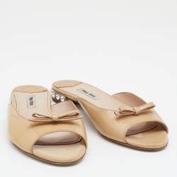 Pre Owned Miu Miu Beige Patent Leather Bow Crystal Embellished Flat Slide Sandals Size 37.5