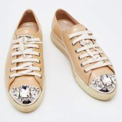 Pre Owned حذاء رياضي ميو ميو غطاء مقدمة مزخرف كريستال جلد لامع بيج مقاس 38.5