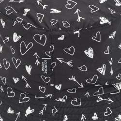 مملوكة مسبقًا قبعة دلو موسكينو بطباعة زرقاء/بيضاء متوسطة الحجم بتأثير "تاي داي"