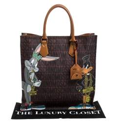 مملوكة مسبقًا Moschino Brown Bugs Bunny and Duffy Duck Printed Shopper Tote