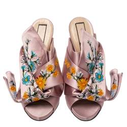 مملوكة مسبقًا N°21 Floral Embroidered Satin Knot Mules Size 40