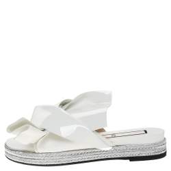 مملوكة مسبقًا N°21 White Patent Leather Knotted Flat Slides Size 38