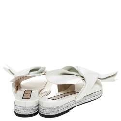 مملوكة مسبقًا N°21 White Patent Leather Knotted Flat Slides Size 38