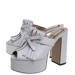 مملوكة مسبقًا صندل مول إن 21 نعل سميك شراشيب جلد أبيض مقاس 38.5