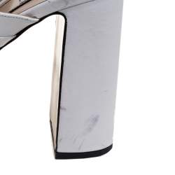 مملوكة مسبقًا صندل مول إن 21 نعل سميك شراشيب جلد أبيض مقاس 38.5