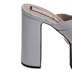 مملوكة مسبقًا صندل مول إن 21 نعل سميك شراشيب جلد أبيض مقاس 38.5