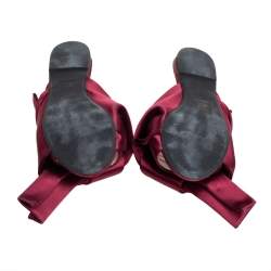 Pre Owned صندل سلايد فلات إن21 مزين عقده ساتان عنابي مقاس 39