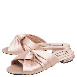 Pre Owned صندل سلايد إن 21 ساتان بيج بعقدة كعب مزين مقاس 40