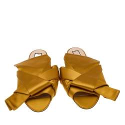 مملوكة مسبقًا صندل سلايد فلات إن21 مزين عقده ساتان مُستردة مقاس 39