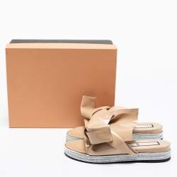 مملوكة مسبقًا صندل سلايد  N°21  جلد بيج لامع بعقدة مقاس 38