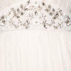 Pre Owned فستان نيد آند ثريد تول شيفون أبيض مزخرف كريستال رقبة واسعة مقاس متوسط (ميديوم)