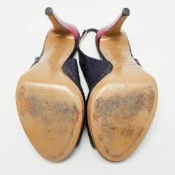 مملوكة مسبقًا حذاء كعب عالي نيكولاس كيركوود بحزام خلفي مقدمة مفتوحة دانتيل مقصوص بالليزر وكعب مغطى بلؤلؤ أزرق بحري/كريمي مقاس 39