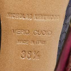 مملوكة مسبقًا حذاء كعب عالي نيكولاس كيركوود بحزام خلفي مقدمة مفتوحة دانتيل مقصوص بالليزر وكعب مغطى بلؤلؤ أزرق بحري/كريمي مقاس 39