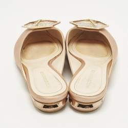 مملوكة مسبقًا صندل سلايد نيكولاس كيركوود عدن ساتان بيج مرصع بالكريستال مسطح مقاس 38