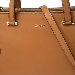 Pre Owned حقيبة يد توتس دي كي إن واي جلد سافيانو بني فاتح بسحاب مزدوج