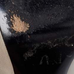 Pre Owned حذاء كعب عالي أوف وايت جلد رصاصي فاتح مزخرف بشكل سهم مقاس 40