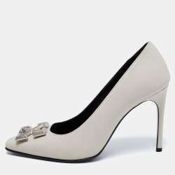 Pre Owned حذاء كعب عالي أوف وايت جلد رصاصي فاتح مزخرف بشكل سهم مقاس 40