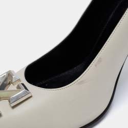 Pre Owned حذاء كعب عالي أوف وايت جلد رصاصي فاتح مزخرف بشكل سهم مقاس 40