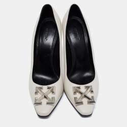 Pre Owned حذاء كعب عالي أوف وايت جلد رصاصي فاتح مزخرف بشكل سهم مقاس 40