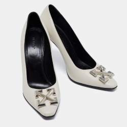 Pre Owned حذاء كعب عالي أوف وايت جلد رصاصي فاتح مزخرف بشكل سهم مقاس 40