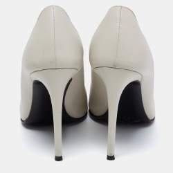 Pre Owned حذاء كعب عالي أوف وايت جلد رصاصي فاتح مزخرف بشكل سهم مقاس 40