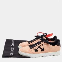 مملوكة مسبقًا Off-White Pink Python Embossed Leather Low 2.0 Sneakers Size 39