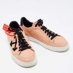 مملوكة مسبقًا Off-White Pink Python Embossed Leather Low 2.0 Sneakers Size 39