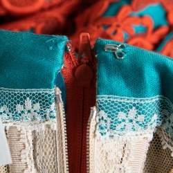 مملوكة مسبقًا فستان اوسكار دي لا رينتا طبقة دانتيل برتقالي وقماش أزرق مخضر بلا حمالات مقاس صغير جداً (اكس سمول)