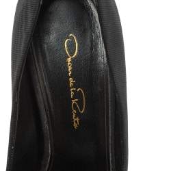 Pre Owned Oscar de la Renta Black Satin Colette Round Toe Pumps Size 38