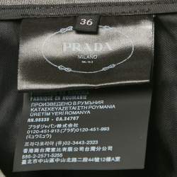 Pre Owned تنورة برادا صوف رماد ي ذات طيات ميدي مقاس صغير جدًا (إكس - سمول)