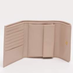 Pre Owned محفظة بريدا جلد سافيانو معدني وردي قابلة للطي بشكل ثنائي