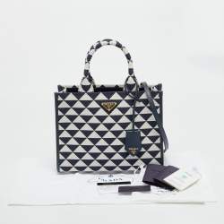 مملوكة مسبقًا حقيبة يد برادا سيمبول قماش جاكار مثلثي أزرق بحري/أبيض طباشيري صغيرة