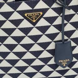 مملوكة مسبقًا حقيبة يد برادا سيمبول قماش جاكار مثلثي أزرق بحري/أبيض طباشيري صغيرة