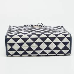 مملوكة مسبقًا حقيبة يد برادا سيمبول قماش جاكار مثلثي أزرق بحري/أبيض طباشيري صغيرة