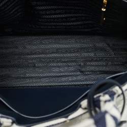 مملوكة مسبقًا حقيبة يد برادا سيمبول قماش جاكار مثلثي أزرق بحري/أبيض طباشيري صغيرة