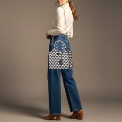 مملوكة مسبقًا حقيبة يد برادا سيمبول قماش جاكار مثلثي أزرق بحري/أبيض طباشيري صغيرة