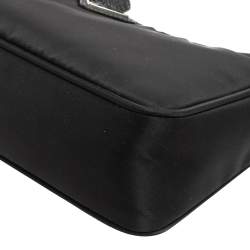 مملوكة مسبقًا Prada Black Tessuto Nylon Re-Edition 2000 Baguette Bag