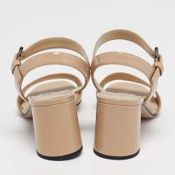 مملوكة مسبقًا صندل برادا جلد لامع بلون البيج مع كعب عريض وحزام كاحل مقاس 36