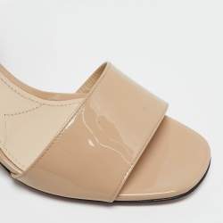 مملوكة مسبقًا صندل برادا جلد لامع بلون البيج مع كعب عريض وحزام كاحل مقاس 36