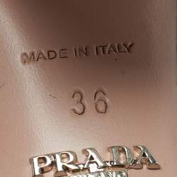 مملوكة مسبقًا صندل برادا جلد لامع بلون البيج مع كعب عريض وحزام كاحل مقاس 36