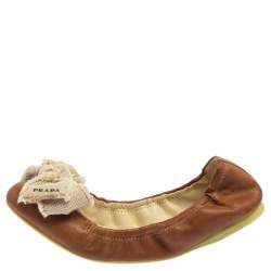 Pre Owned حذاء فلات باليه برادا سبورت فيونكة مجعد كانفاس وجلد أبيض/بنى مقاس 37.5