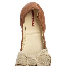 Pre Owned حذاء فلات باليه برادا سبورت فيونكة مجعد كانفاس وجلد أبيض/بنى مقاس 37.5