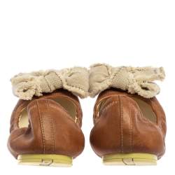 Pre Owned حذاء فلات باليه برادا سبورت فيونكة مجعد كانفاس وجلد أبيض/بنى مقاس 37.5