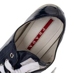 Pre Owned حذاء رياضي برادا سبورت جلد أزرق لامع بعنق منخفض مقاس 39.5