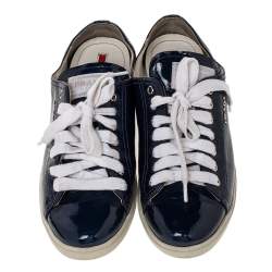 Pre Owned حذاء رياضي برادا سبورت جلد أزرق لامع بعنق منخفض مقاس 39.5