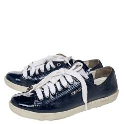 Pre Owned حذاء رياضي برادا سبورت جلد أزرق لامع بعنق منخفض مقاس 39.5